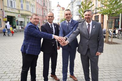W sobotniej (13 kwietnia 2024 r.) konferencji prasowej na zielonogórskim deptaku wzięli udział m.in.: Członek Zarządu Województwa Lubuskiego Grzegorz Potęga, Poseł na Sejm RP Michał Szczerba, Wiceminister Rozwoju i Technologii Waldemar Sługocki, Radny Miasta Zielona Góra, Doradca Wojewody Lubuskiego, kandydat na prezydenta miasta Marcin Pabierowski