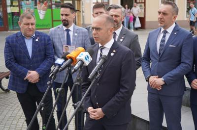 W sobotniej (13 kwietnia 2024 r.) konferencji prasowej na zielonogórskim deptaku wzięli udział m.in.: Członek Zarządu Województwa Lubuskiego Grzegorz Potęga, Poseł na Sejm RP Michał Szczerba, Wiceminister Rozwoju i Technologii Waldemar Sługocki, Radny Miasta Zielona Góra, Doradca Wojewody Lubuskiego, kandydat na prezydenta miasta Marcin Pabierowski