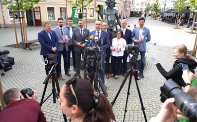 W sobotniej (13 kwietnia 2024 r.) konferencji prasowej na zielonogórskim deptaku wzięli udział m.in.: Członek Zarządu Województwa Lubuskiego Grzegorz Potęga, Poseł na Sejm RP Michał Szczerba, Wiceminister Rozwoju i Technologii Waldemar Sługocki, Radny Miasta Zielona Góra, Doradca Wojewody Lubuskiego, kandydat na prezydenta miasta Marcin Pabierowski