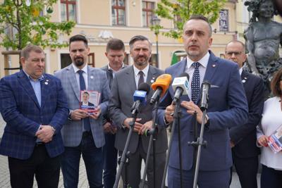 W sobotniej (13 kwietnia 2024 r.) konferencji prasowej na zielonogórskim deptaku wzięli udział m.in.: Członek Zarządu Województwa Lubuskiego Grzegorz Potęga, Poseł na Sejm RP Michał Szczerba, Wiceminister Rozwoju i Technologii Waldemar Sługocki, Radny Miasta Zielona Góra, Doradca Wojewody Lubuskiego, kandydat na prezydenta miasta Marcin Pabierowski