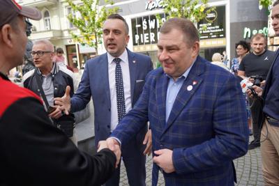 W sobotniej (13 kwietnia 2024 r.) konferencji prasowej na zielonogórskim deptaku wzięli udział m.in.: Członek Zarządu Województwa Lubuskiego Grzegorz Potęga, Poseł na Sejm RP Michał Szczerba, Wiceminister Rozwoju i Technologii Waldemar Sługocki, Radny Miasta Zielona Góra, Doradca Wojewody Lubuskiego, kandydat na prezydenta miasta Marcin Pabierowski