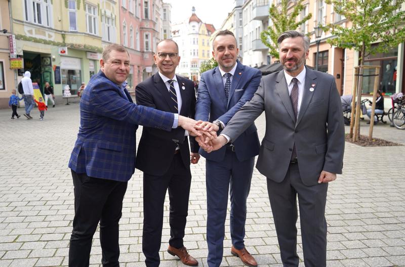 W sobotniej (13 kwietnia 2024 r.) konferencji prasowej na zielonogórskim deptaku wzięli udział m.in.: Członek Zarządu Województwa Lubuskiego Grzegorz Potęga, Poseł na Sejm RP Michał Szczerba, Wiceminister Rozwoju i Technologii Waldemar Sługocki, Radny Miasta Zielona Góra, Doradca Wojewody Lubuskiego, kandydat na prezydenta miasta Marcin Pabierowski