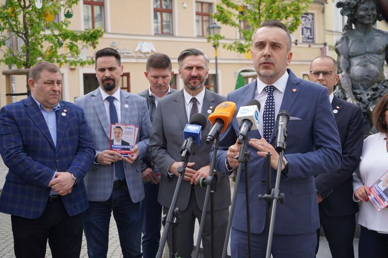 W sobotniej (13 kwietnia 2024 r.) konferencji prasowej na zielonogórskim deptaku wzięli udział m.in.: Członek Zarządu Województwa Lubuskiego Grzegorz Potęga, Poseł na Sejm RP Michał Szczerba, Wiceminister Rozwoju i Technologii Waldemar Sługocki, Radny Miasta Zielona Góra, Doradca Wojewody Lubuskiego, kandydat na prezydenta miasta Marcin Pabierowski