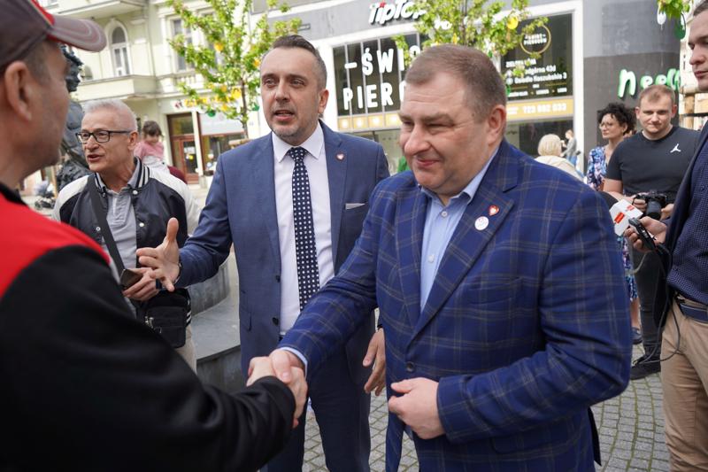 W sobotniej (13 kwietnia 2024 r.) konferencji prasowej na zielonogórskim deptaku wzięli udział m.in.: Członek Zarządu Województwa Lubuskiego Grzegorz Potęga, Poseł na Sejm RP Michał Szczerba, Wiceminister Rozwoju i Technologii Waldemar Sługocki, Radny Miasta Zielona Góra, Doradca Wojewody Lubuskiego, kandydat na prezydenta miasta Marcin Pabierowski