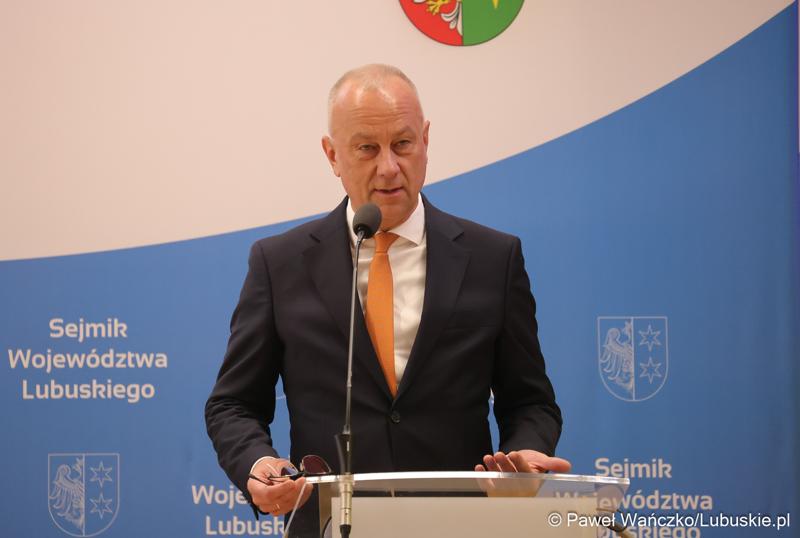 Marszałek Województwa Lubuskiego Marcin jabłoński przemawia podczas LXIII zwyczajnej sesji VI kadencji Sejmiku Województwa Lubuskiego