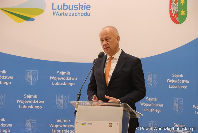 Marszałek Województwa Lubuskiego Marcin jabłoński przemawia podczas LXIII zwyczajnej sesji VI kadencji Sejmiku Województwa Lubuskiego
