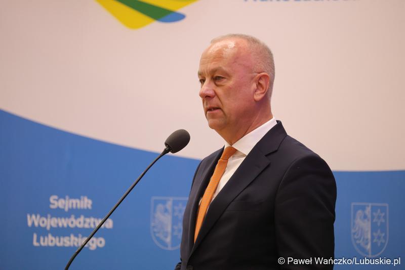 Marszałek Województwa Lubuskiego Marcin jabłoński przemawia podczas LXIII zwyczajnej sesji VI kadencji Sejmiku Województwa Lubuskiego
