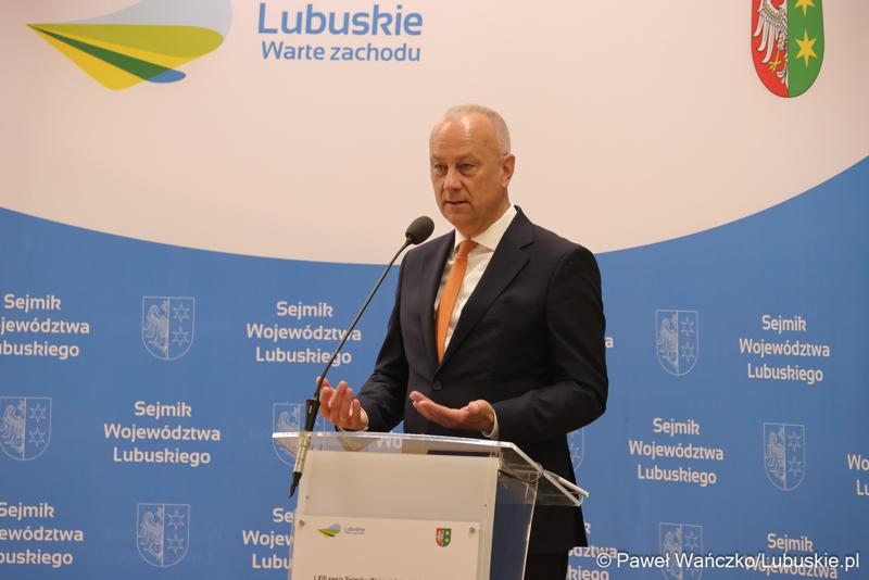 Marszałek Województwa Lubuskiego Marcin jabłoński przemawia podczas LXIII zwyczajnej sesji VI kadencji Sejmiku Województwa Lubuskiego
