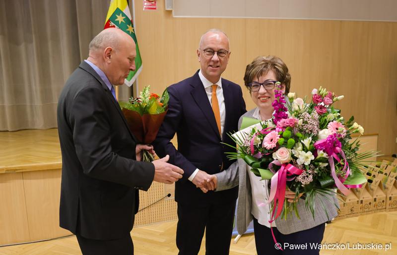Alicja Woźniak złożyła rezygnację z funkcji skarbnika, którą pełniła od 1 lipca 2020 r. Jak podkreślał marszałek województwa Marcin Jabłoński (w środku), decyzja o odwołaniu wynika tylko z przyczyn osobistych pani Alicji Woźniak.