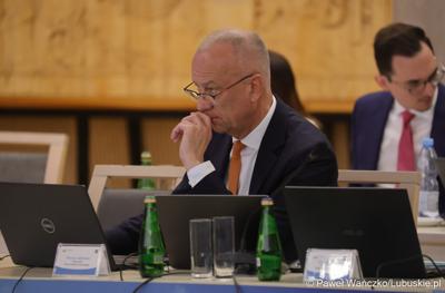Marszałek Województwa Lubuskiego podczas LXIII zwyczajnej sesji VI kadencji Sejmiku Województwa Lubuskiego 