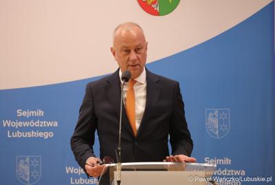 Marszałek Województwa Lubuskiego Marcin jabłoński przemawia podczas LXIII zwyczajnej sesji VI kadencji Sejmiku Województwa Lubuskiego 