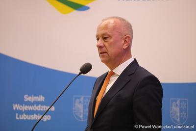 Marszałek Województwa Lubuskiego Marcin jabłoński przemawia podczas LXIII zwyczajnej sesji VI kadencji Sejmiku Województwa Lubuskiego 