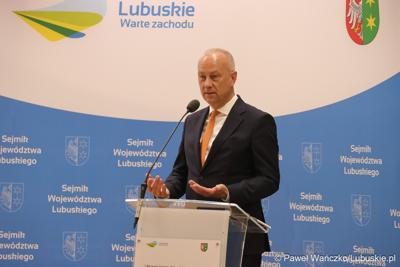 Marszałek Województwa Lubuskiego Marcin jabłoński przemawia podczas LXIII zwyczajnej sesji VI kadencji Sejmiku Województwa Lubuskiego 