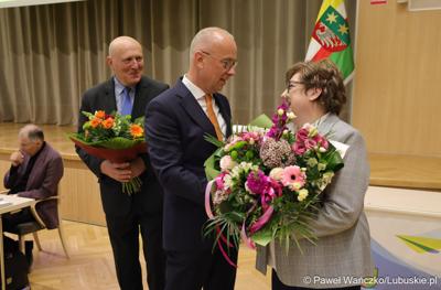 Alicja Woźniak złożyła rezygnację z funkcji skarbnika, którą pełniła od 1 lipca 2020 r. Jak podkreślał marszałek województwa Marcin Jabłoński (w środku), decyzja o odwołaniu wynika tylko z przyczyn osobistych pani Alicji Woźniak.
