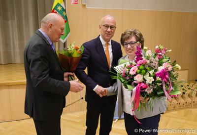 Alicja Woźniak złożyła rezygnację z funkcji skarbnika, którą pełniła od 1 lipca 2020 r. Jak podkreślał marszałek województwa Marcin Jabłoński (w środku), decyzja o odwołaniu wynika tylko z przyczyn osobistych pani Alicji Woźniak.


