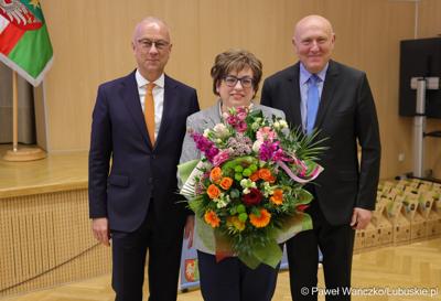 Alicja Woźniak złożyła rezygnację z funkcji skarbnika, którą pełniła od 1 lipca 2020 r. Z lewej marszałek województwa Marcin Jabłoński, z prawej przewodniczący sejmiku Wacław Maciuszonek.
