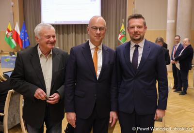 25 kwietnia 2024 r, decyzją radnych nowym skarbnikiem Województwa Lubuskiego został Tomasz Wojciechowski (z prawej), który dotychczas pełnił funkcję zastępcy dyrektora Departamentu Finansów.
