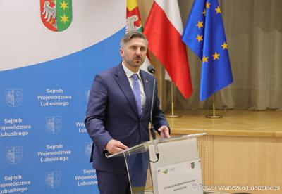 Wiceminister rozwoju i technologii Waldemar Sługocki przemawia podczas LXIII zwyczajnej sesji VI kadencji Sejmiku Województwa Lubuskiego 