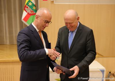 Ostatnia, LXIII zwyczajna sesja VI kadencji Sejmiku Województwa Lubuskiego. Z lewej marszałek województwa Marcin Jabłoński, obok przewodniczący sejmiku Wacław Maciuszonek.