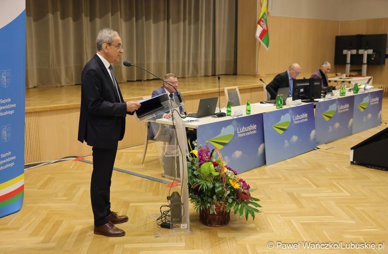 Podczas LXIII zwyczajnej sesji VI kadencji Sejmiku Województwa Lubuskiego marszałek Marcin Jabłoński oraz przewodniczący Sejmiku Wacław Maciuszonek wręczyli „Odznaki Honorowe za Zasługi dla Województwa Lubuskiego”.