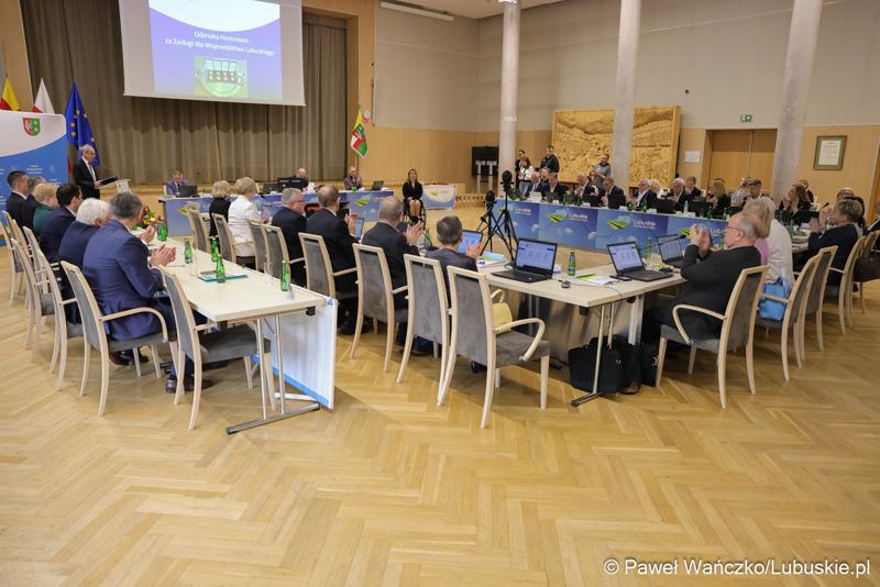Podczas LXIII zwyczajnej sesji VI kadencji Sejmiku Województwa Lubuskiego marszałek Marcin Jabłoński oraz przewodniczący Sejmiku Wacław Maciuszonek wręczyli „Odznaki Honorowe za Zasługi dla Województwa Lubuskiego”.