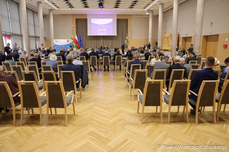 Podczas LXIII zwyczajnej sesji VI kadencji Sejmiku Województwa Lubuskiego marszałek Marcin Jabłoński oraz przewodniczący Sejmiku Wacław Maciuszonek wręczyli „Odznaki Honorowe za Zasługi dla Województwa Lubuskiego”.