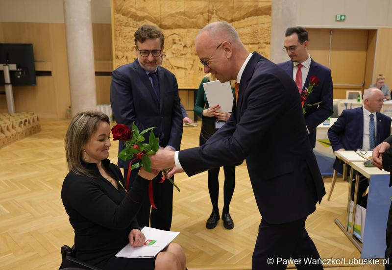 Podczas LXIII zwyczajnej sesji VI kadencji Sejmiku Województwa Lubuskiego marszałek Marcin Jabłoński oraz przewodniczący Sejmiku Wacław Maciuszonek wręczyli „Odznaki Honorowe za Zasługi dla Województwa Lubuskiego”.