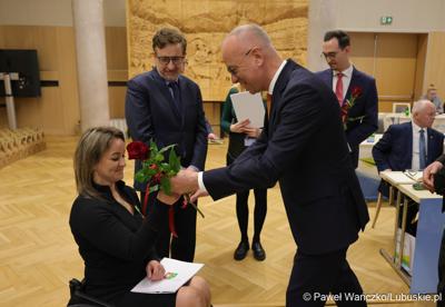 Podczas LXIII zwyczajnej sesji VI kadencji Sejmiku Województwa Lubuskiego marszałek Marcin Jabłoński oraz przewodniczący Sejmiku Wacław Maciuszonek wręczyli „Odznaki Honorowe za Zasługi dla Województwa Lubuskiego”.
