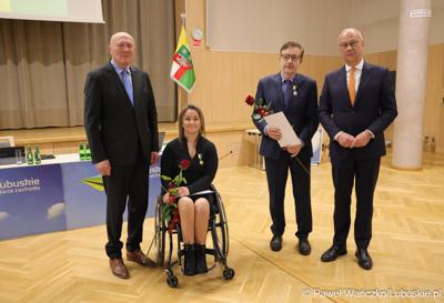 Podczas LXIII zwyczajnej sesji VI kadencji Sejmiku Województwa Lubuskiego marszałek Marcin Jabłoński oraz przewodniczący Sejmiku Wacław Maciuszonek wręczyli „Odznaki Honorowe za Zasługi dla Województwa Lubuskiego”. Wyróżnienia odebrali: Kamila Kubas oraz Mariusz Witczak.


