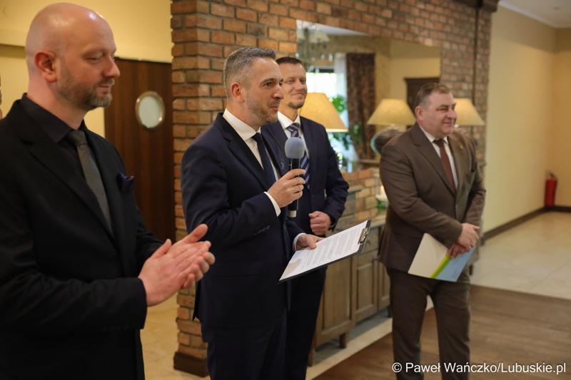 Dyr Zarządu Dróg Wojewódzkich w Zielonej Górze Paweł Tonder przemawia podczas jubileuszu 25-lecia działalności Zarządu Dróg Wojewódzkich w Zielonej Górze