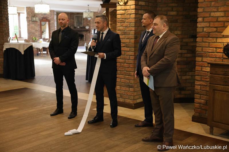 Dyr Zarządu Dróg Wojewódzkich w Zielonej Górze Paweł Tonder przemawia podczas jubileuszu 25-lecia działalności Zarządu Dróg Wojewódzkich w Zielonej Górze