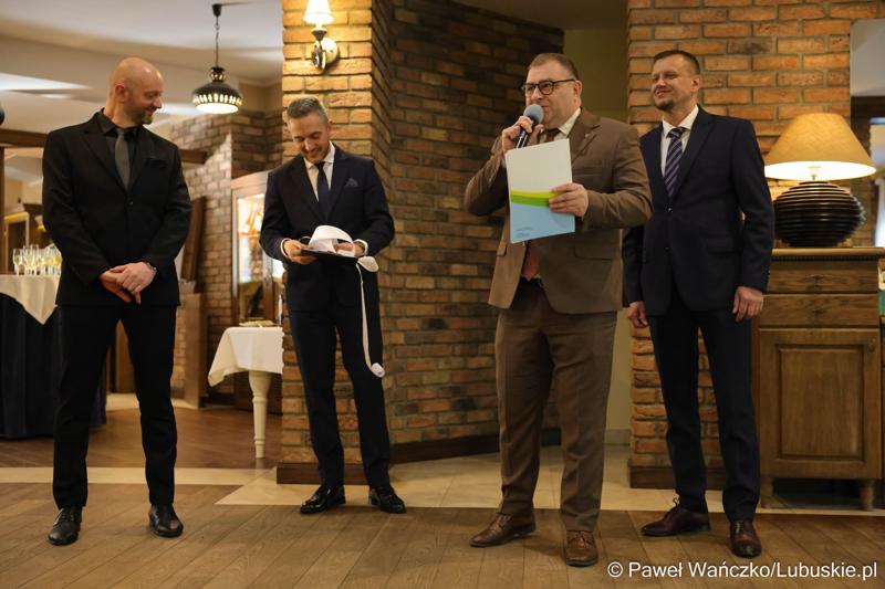 Członek zarządu woj. lubuskiego Grzegorz Potęga przemawia podczas jubileuszu 25-lecia działalności Zarządu Dróg Wojewódzkich w Zielonej Górze w Hotelu FoRRest