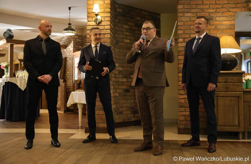 Członek zarządu woj. lubuskiego Grzegorz Potęga przemawia podczas jubileuszu 25-lecia działalności Zarządu Dróg Wojewódzkich w Zielonej Górze w Hotelu FoRRest