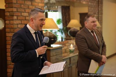 Jubileusz 25-lecia działalności Zarządu Dróg Wojewódzkich w Zielonej Górze w Hotelu FoRRest. Od lewej: dyr Zarządu Dróg Wojewódzkich w Zielonej Górze Paweł Tonder oraz członek zarządu woj. lubuskiego Grzegorz Potęga
