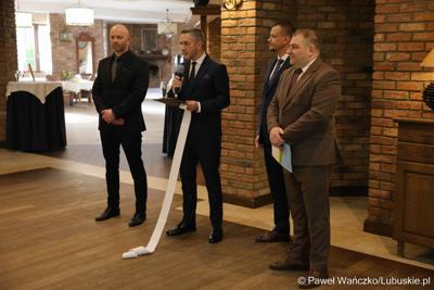 Dyr Zarządu Dróg Wojewódzkich w Zielonej Górze Paweł Tonder przemawia podczas jubileuszu 25-lecia działalności Zarządu Dróg Wojewódzkich w Zielonej Górze 