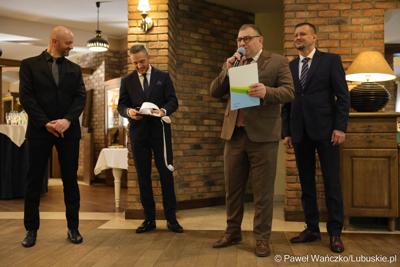 Członek zarządu woj. lubuskiego Grzegorz Potęga przemawia podczas jubileuszu 25-lecia działalności Zarządu Dróg Wojewódzkich w Zielonej Górze w Hotelu FoRRest 
