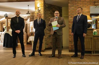 Członek zarządu woj. lubuskiego Grzegorz Potęga przemawia podczas jubileuszu 25-lecia działalności Zarządu Dróg Wojewódzkich w Zielonej Górze w Hotelu FoRRest 
