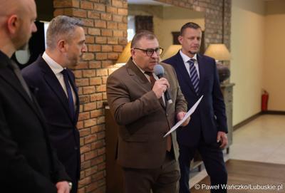 Członek zarządu woj. lubuskiego Grzegorz Potęga przemawia podczas jubileuszu 25-lecia działalności Zarządu Dróg Wojewódzkich w Zielonej Górze w Hotelu FoRRest 
