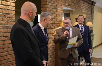 Członek zarządu woj. lubuskiego Grzegorz Potęga przemawia podczas jubileuszu 25-lecia działalności Zarządu Dróg Wojewódzkich w Zielonej Górze w Hotelu FoRRest 

