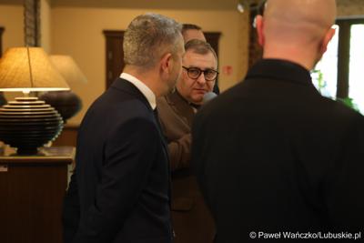 Członek zarządu woj. lubuskiego Grzegorz Potęga przemawia podczas jubileuszu 25-lecia działalności Zarządu Dróg Wojewódzkich w Zielonej Górze w Hotelu FoRRest 
