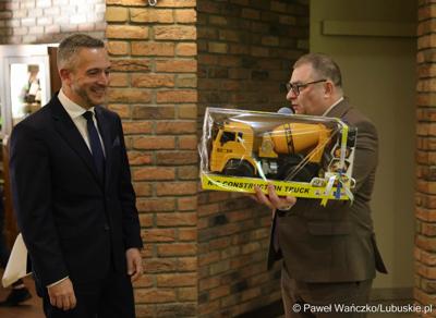 Dyr Zarządu Dróg Wojewódzkich w Zielonej Górze Paweł Tonder (z lewej) oraz członek zarządu woj. lubuskiego Grzegorz Potęga