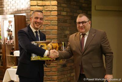 Członek zarządu woj. lubuskiego Grzegorz Potęga (z prawej) oraz dyr Zarządu Dróg Wojewódzkich w Zielonej Górze 