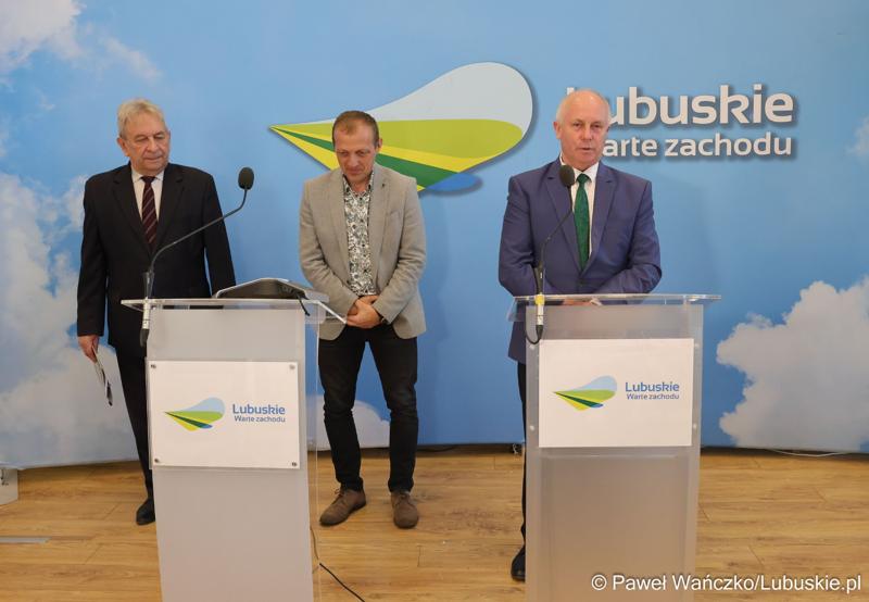 Uczestnicy konferencji prasowej dotyczącej Dożynek Wojewódzkich 2024 r. oraz planu podziału środków budżetu Województwa Lubuskiego związanych z wyłączaniem gruntów rolnych z produkcji rolniczej na 2024 rok. Od lewej: Dyrektor Departamentu Rolnictwa, Zasobów Naturalnych, Rybactwa i Rozwoju Wsi Wojciech Kozieja, Wójt Gminy Dąbie Bogusław Zaraza oraz Wicemarszałek Województwa Lubuskiego Zbigniew Kołodziej.