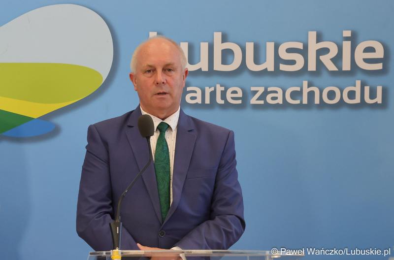 Wicemarszałek Województwa Lubuskiego Zbigniew Kołodziej przemawia podczas konferencji prasowej w urzędzie marszałkowskim w Zielonej Górze