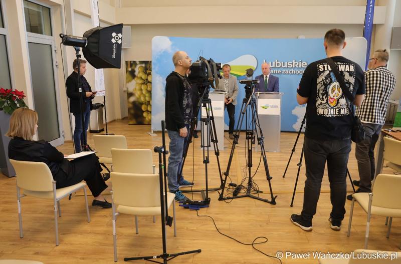 Uczestnicy konferencji prasowej dotyczącej Dożynek Wojewódzkich 2024 r. oraz planu podziału środków budżetu Województwa Lubuskiego związanych z wyłączaniem gruntów rolnych z produkcji rolniczej na 2024 rok