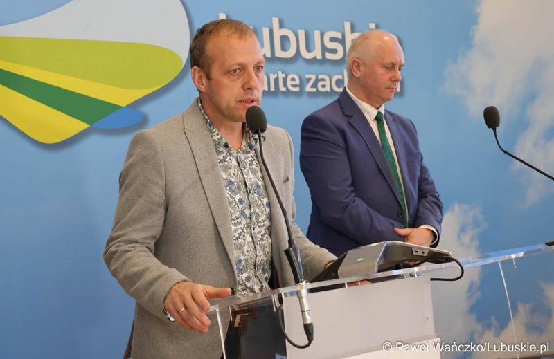 Wójt Gminy Dąbie Bogusław Zaraza przemawia podczas konferencji prasowej dotyczącej Dożynek Wojewódzkich 2024 r. Z tyłu Wicemarszałek Województwa Lubuskiego Zbigniew Kołodziej.