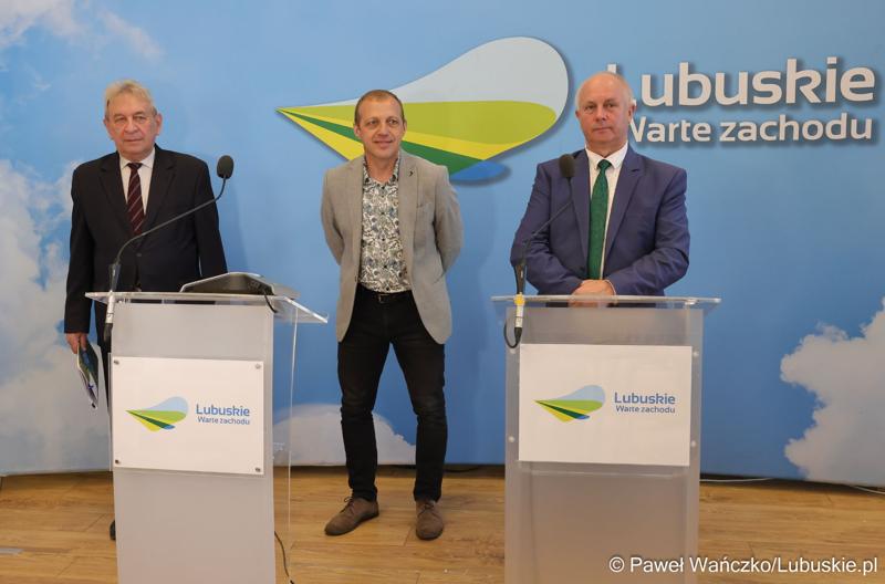 Uczestnicy konferencji prasowej dotyczącej Dożynek Wojewódzkich 2024 r. oraz planu podziału środków budżetu Województwa Lubuskiego związanych z wyłączaniem gruntów rolnych z produkcji rolniczej na 2024 rok. Od lewej: Dyrektor Departamentu Rolnictwa, Zasobów Naturalnych, Rybactwa i Rozwoju Wsi Wojciech Kozieja, Wójt Gminy Dąbie Bogusław Zaraza oraz Wicemarszałek Województwa Lubuskiego Zbigniew Kołodziej.