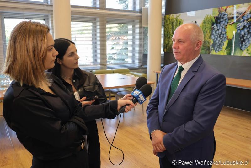 Wicemarszałek Województwa Lubuskiego Zbigniew Kołodziej udziela wywiadu lubuski mediom