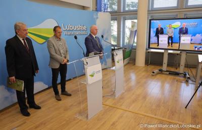 Uczestnicy konferencji prasowej dotyczącej Dożynek Wojewódzkich 2024 r. oraz planu podziału środków budżetu Województwa Lubuskiego związanych z wyłączaniem gruntów rolnych z produkcji rolniczej na 2024 rok
