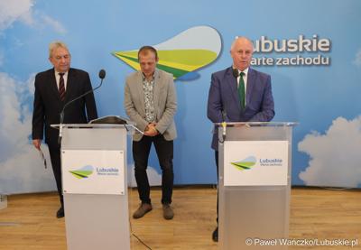 Uczestnicy konferencji prasowej dotyczącej Dożynek Wojewódzkich 2024 r. oraz planu podziału środków budżetu Województwa Lubuskiego związanych z wyłączaniem gruntów rolnych z produkcji rolniczej na 2024 rok. Od lewej: Dyrektor Departamentu Rolnictwa, Zasobów Naturalnych, Rybactwa i Rozwoju Wsi Wojciech Kozieja, Wójt Gminy Dąbie Bogusław Zaraza oraz Wicemarszałek Województwa Lubuskiego Zbigniew Kołodziej.
